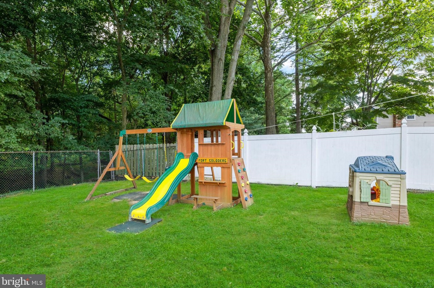 40 Wesleyan Dr, Trenton NJ  08690-1945 exterior