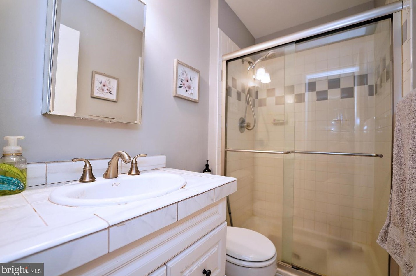 913 Jamestown Rd, East Windsor NJ 08520-5606 exterior