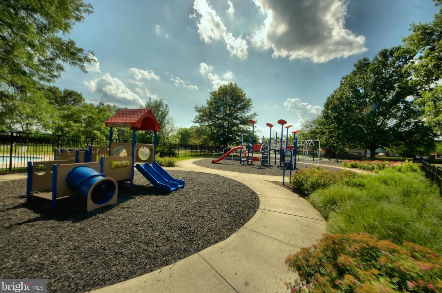 913 Jamestown Rd, East Windsor NJ 08520-5606 exterior