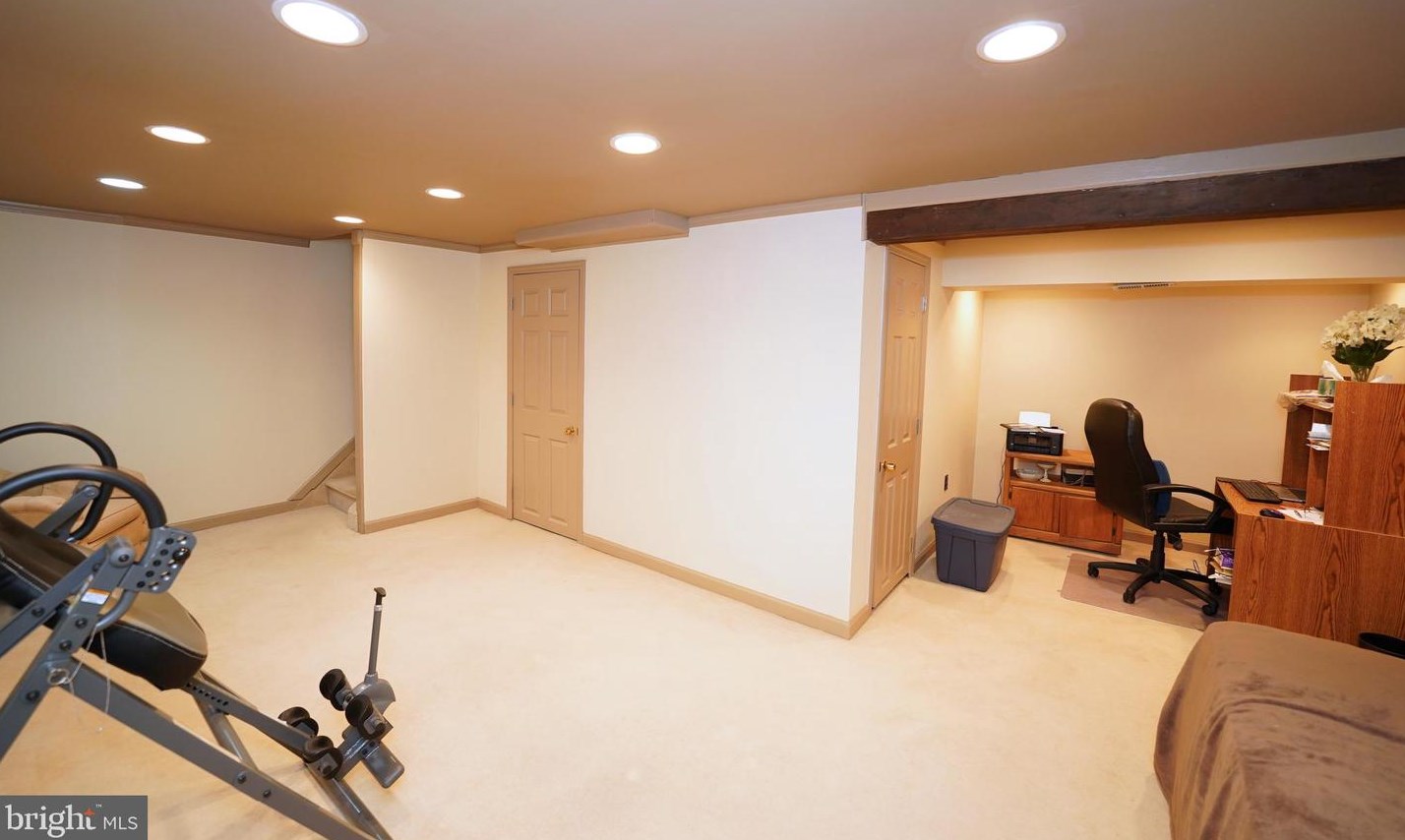 913 Jamestown Rd, East Windsor NJ 08520-5606 exterior