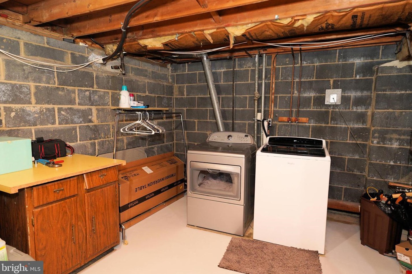 913 Jamestown Rd, East Windsor NJ 08520-5606 exterior