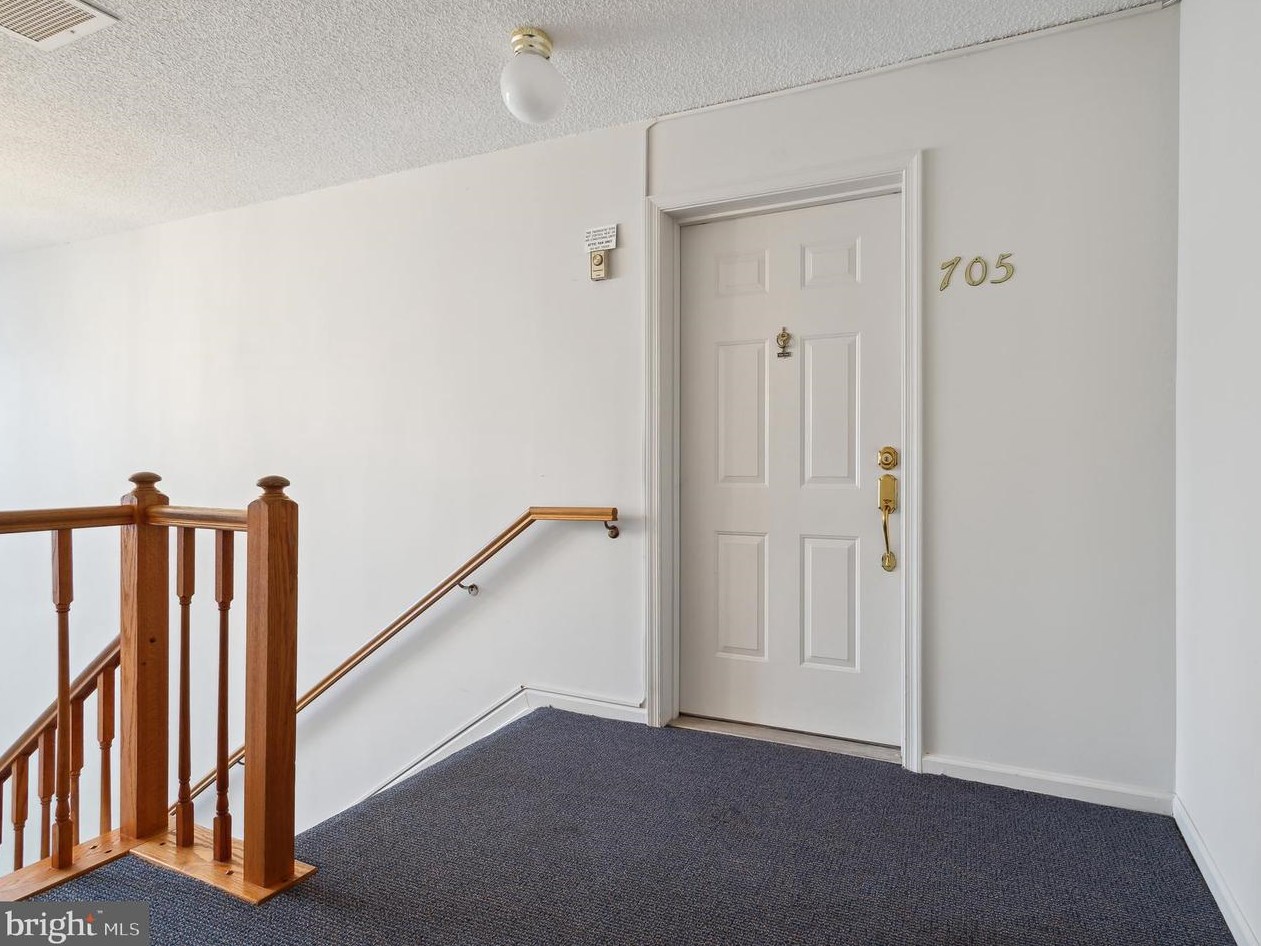 705 Eagles Chase Dr, Trenton NJ  08648-2533 exterior