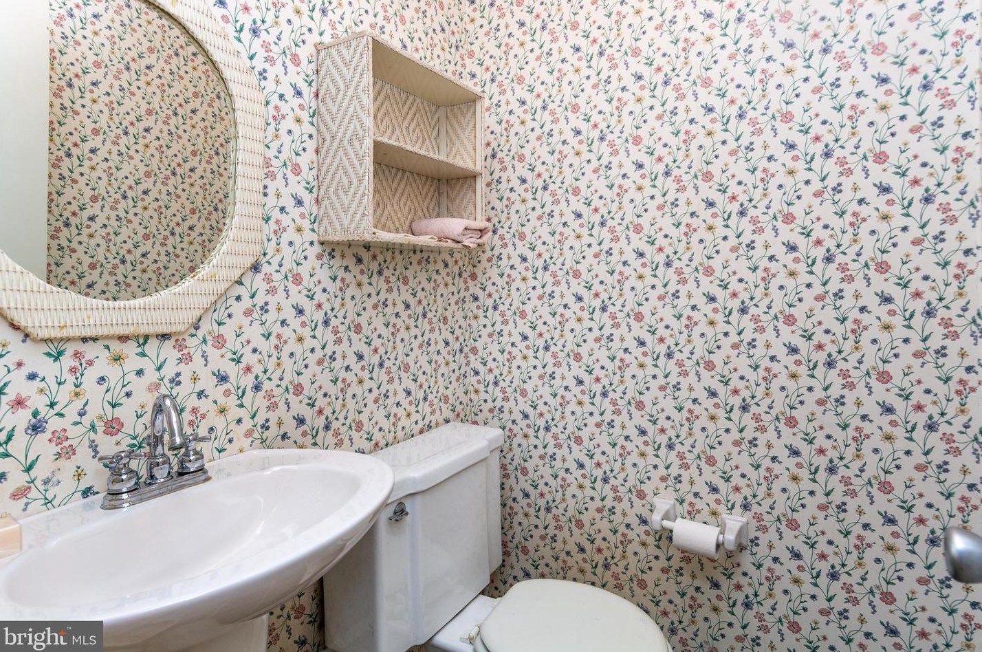 33 Pineknoll Dr, Trenton NJ 08648-3143 exterior