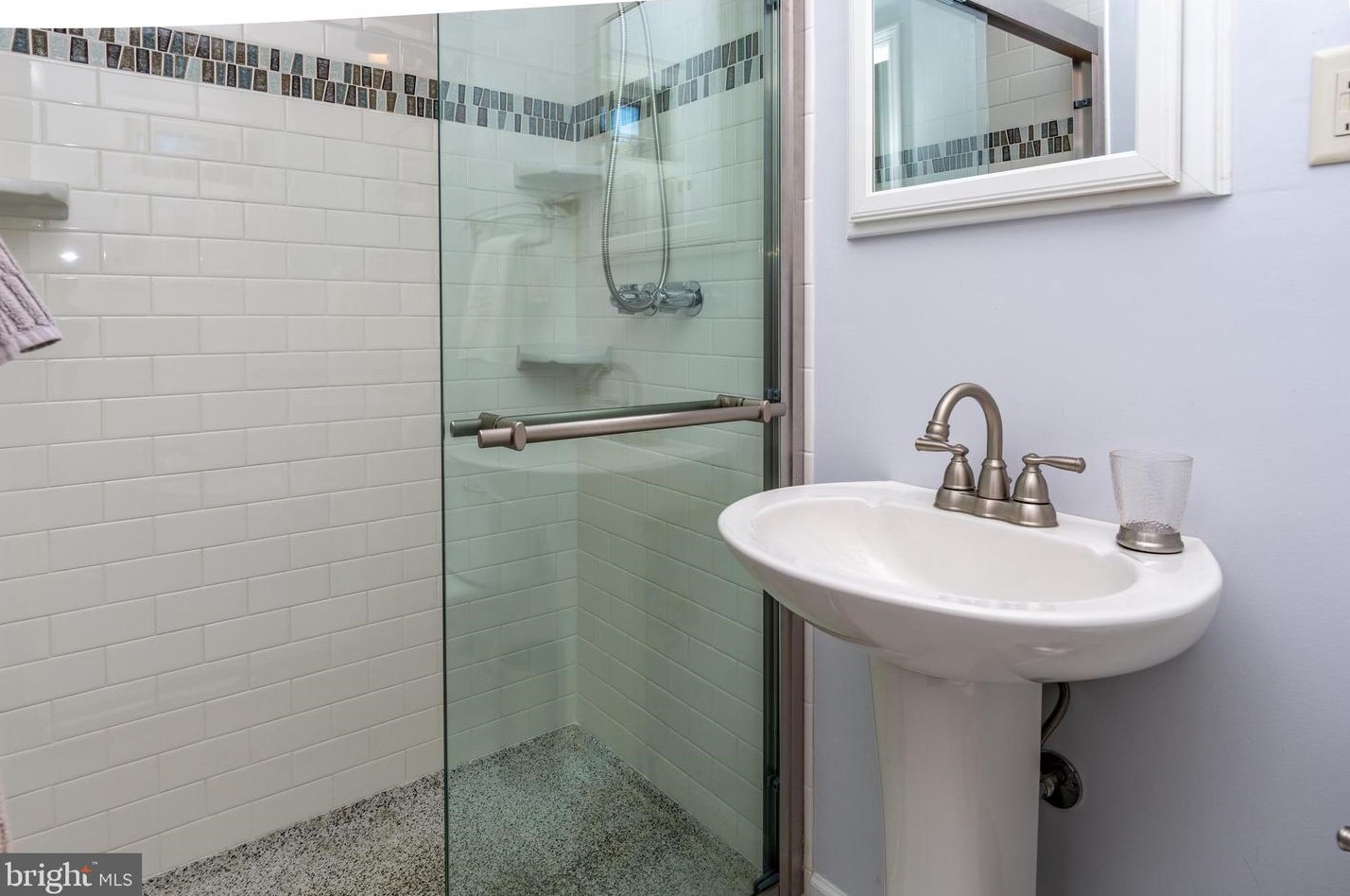 33 Pineknoll Dr, Trenton NJ 08648-3143 exterior