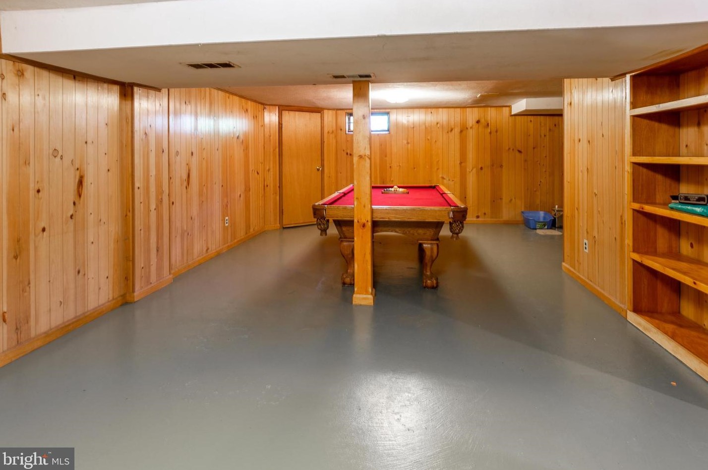 33 Pineknoll Dr, Trenton NJ 08648-3143 exterior