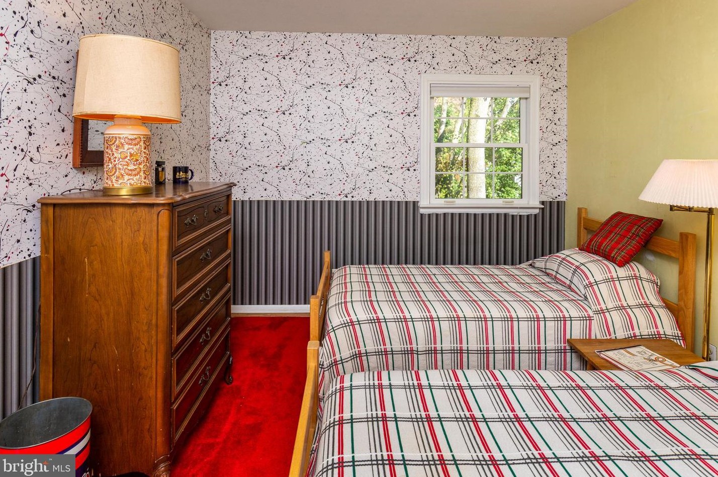 33 Pineknoll Dr, Trenton NJ 08648-3143 exterior