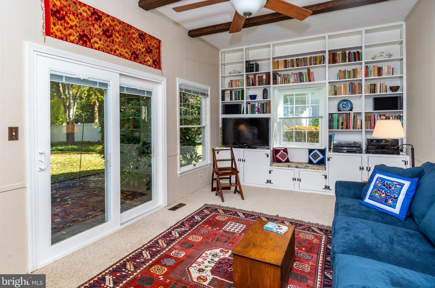 33 Pineknoll Dr, Trenton NJ 08648-3143 exterior