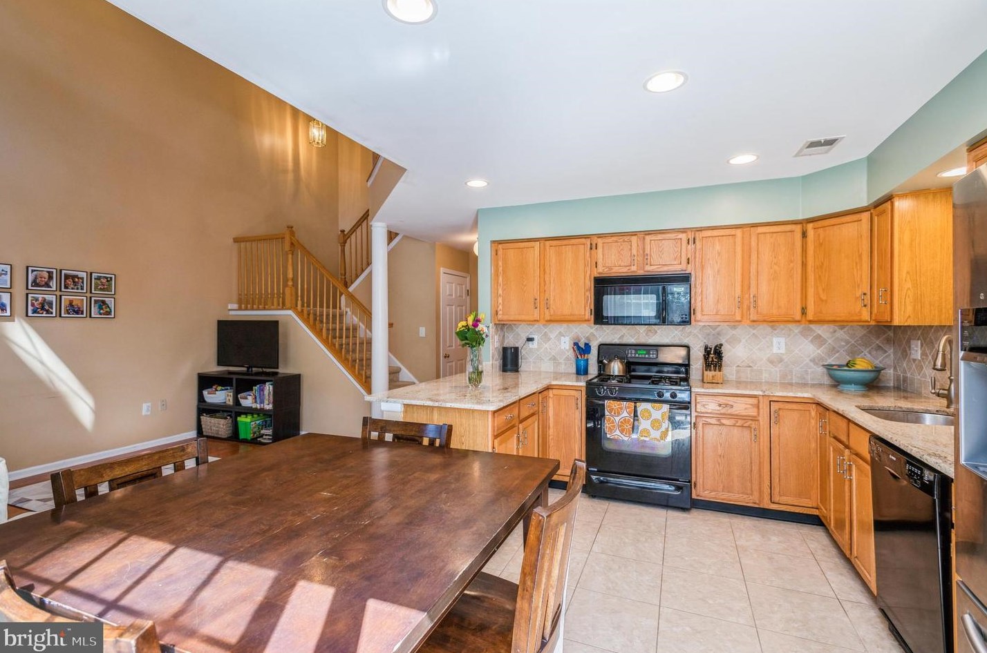 404 Pebble Creek Ct, Pennington NJ  08534-1945 exterior