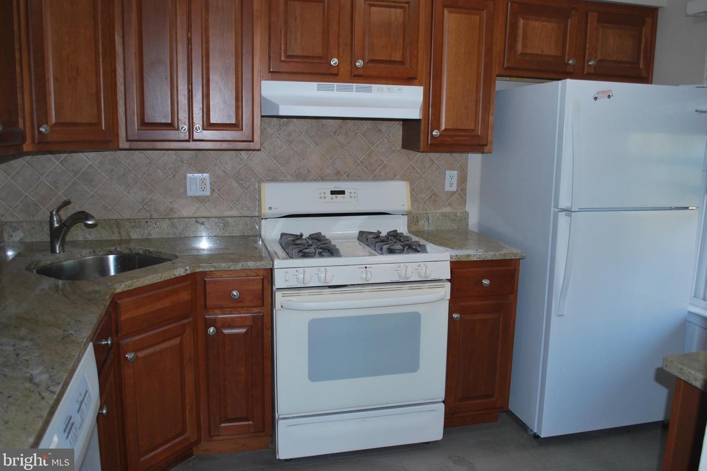 29 Dennis Ct, East Windsor NJ  08520-3017 exterior