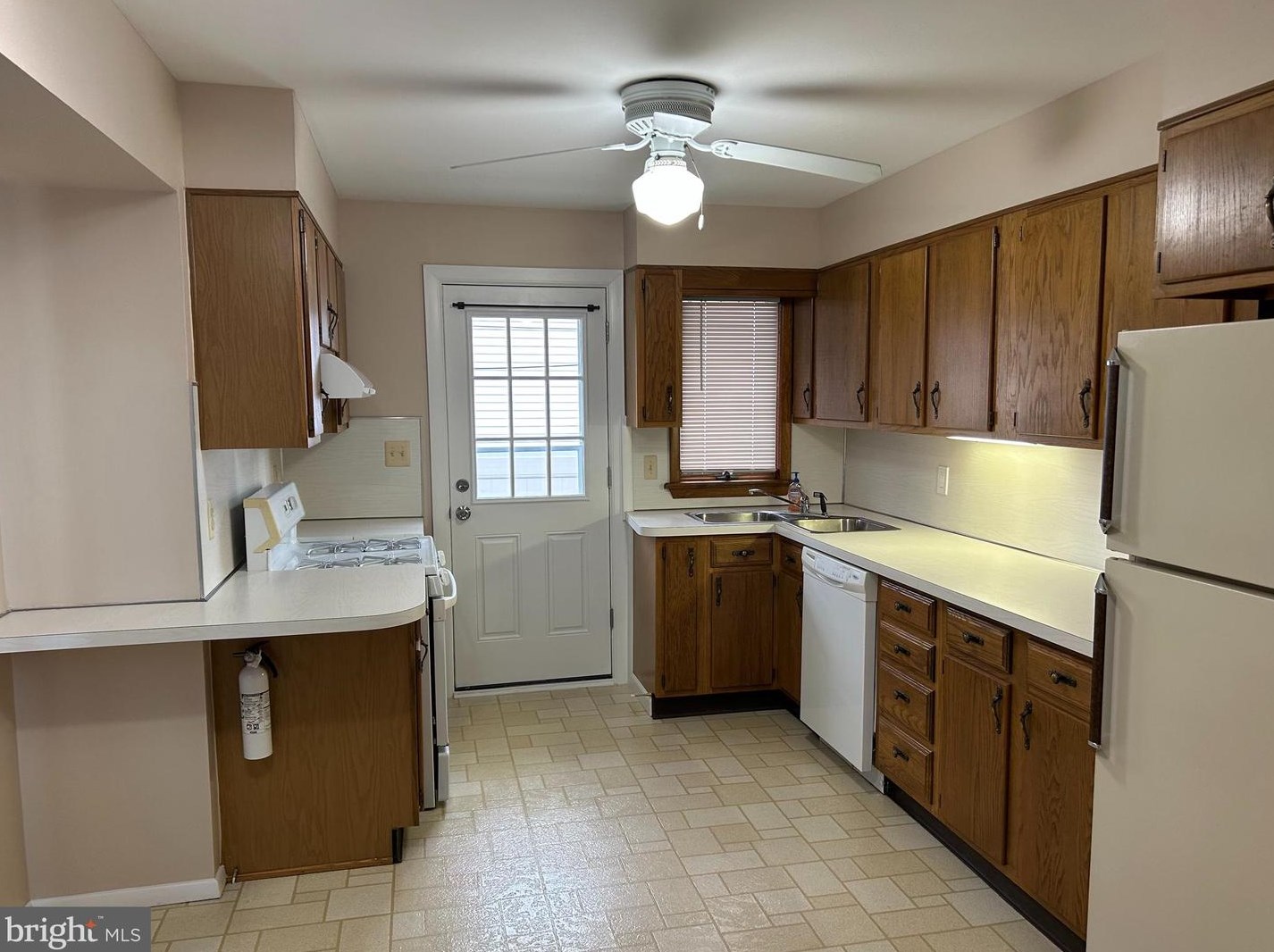 81 Gary Dr, Trenton NJ  08690-3136 exterior