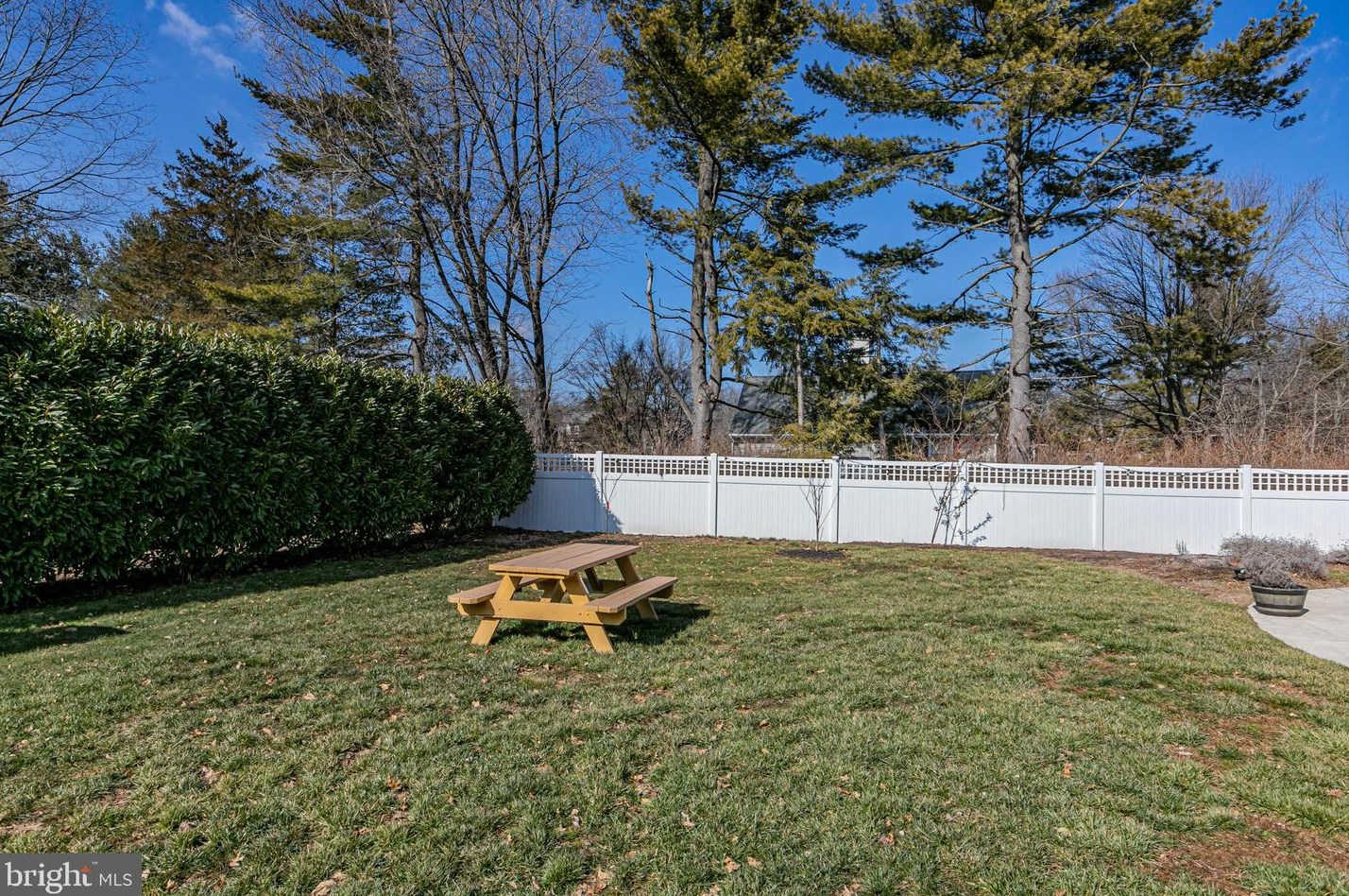 10 Arvida Dr, Pennington NJ  08534-2105 exterior