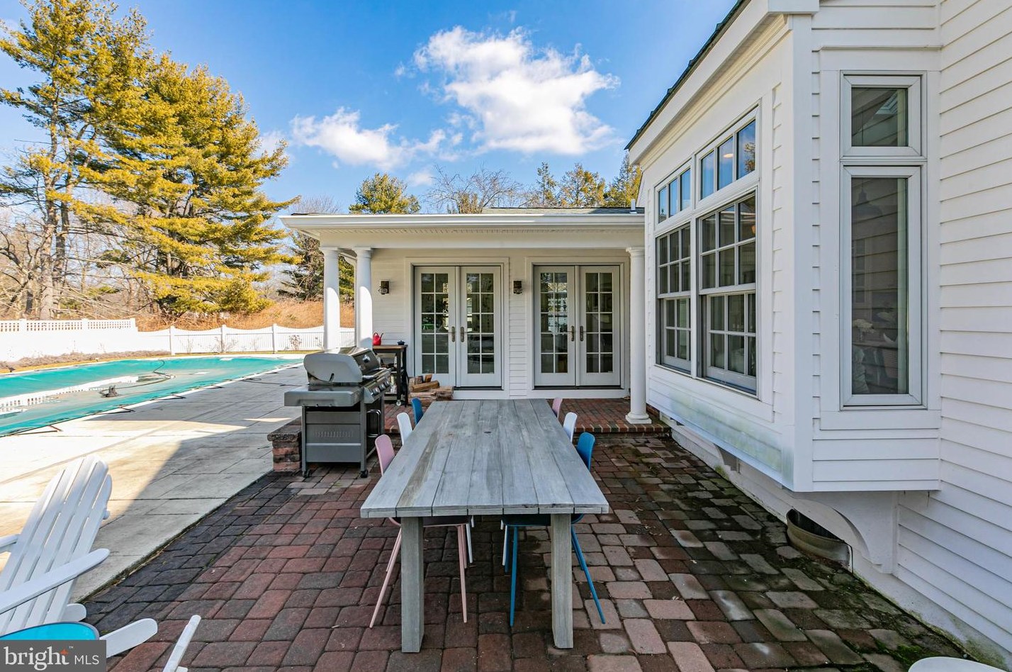 10 Arvida Dr, Pennington NJ  08534-2105 exterior