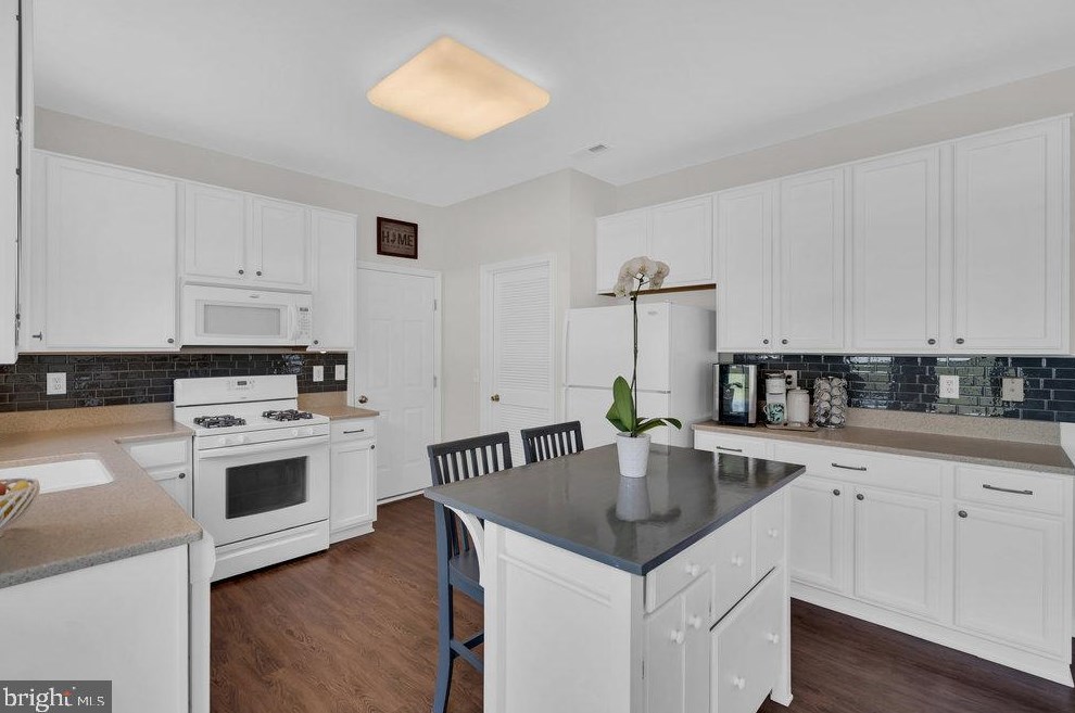 14 Bristol Way, East Windsor NJ  08520-2949 exterior