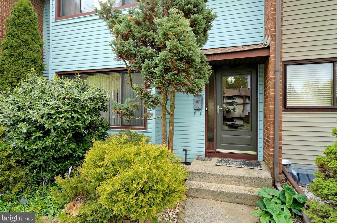 120 Bennington Dr, East Windsor NJ  08520-5304 exterior