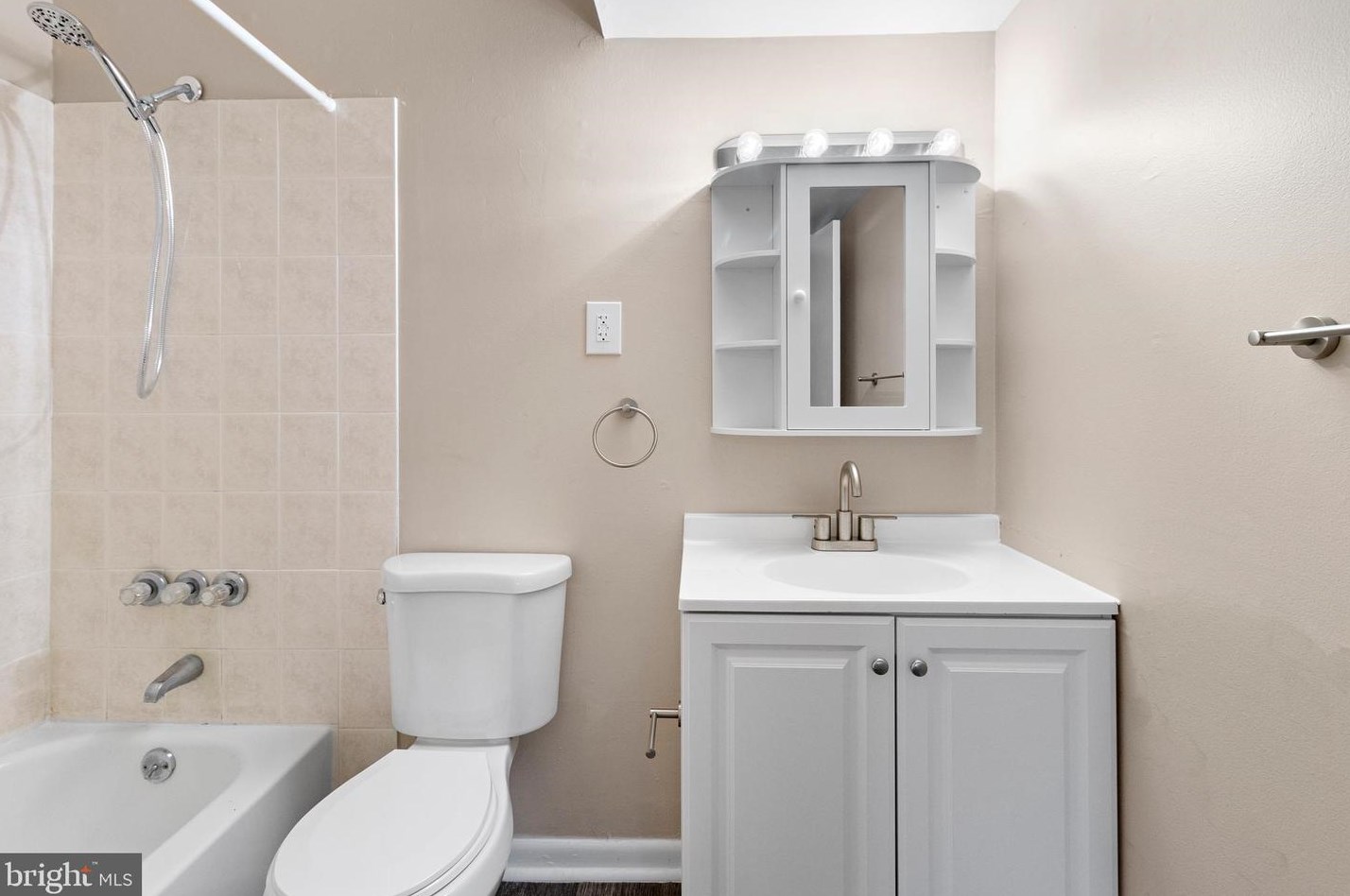 C-2 Avon Dr, East Windsor NJ 08520-5608 exterior