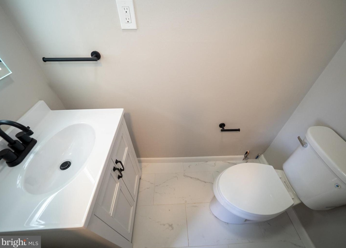 24 Avon Dr, East Windsor NJ  08520-5608 exterior