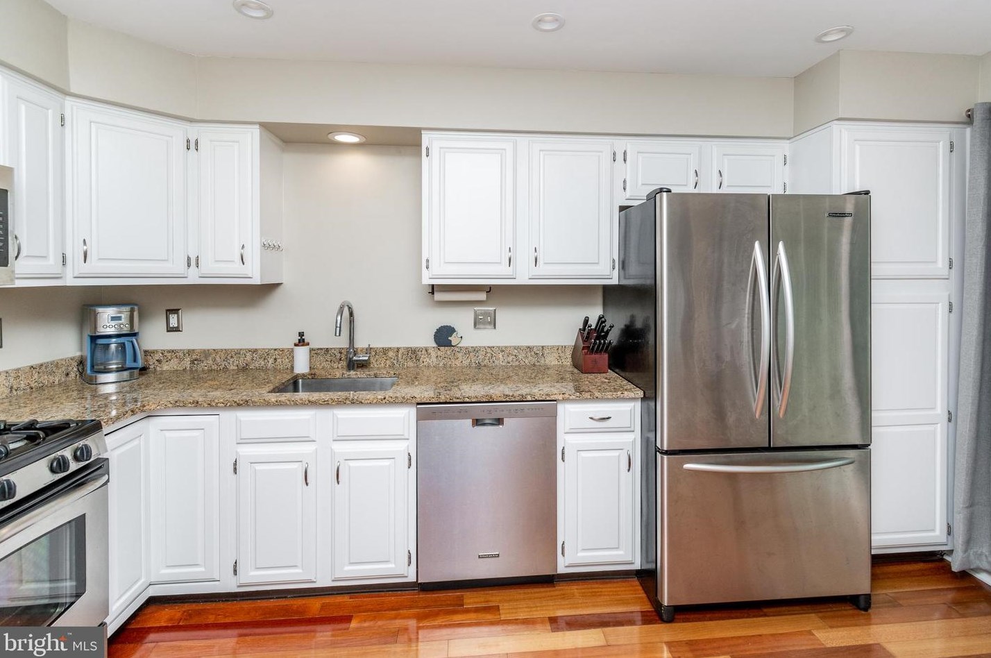 408 Amberleigh Dr, Pennington NJ  08534-1961 exterior