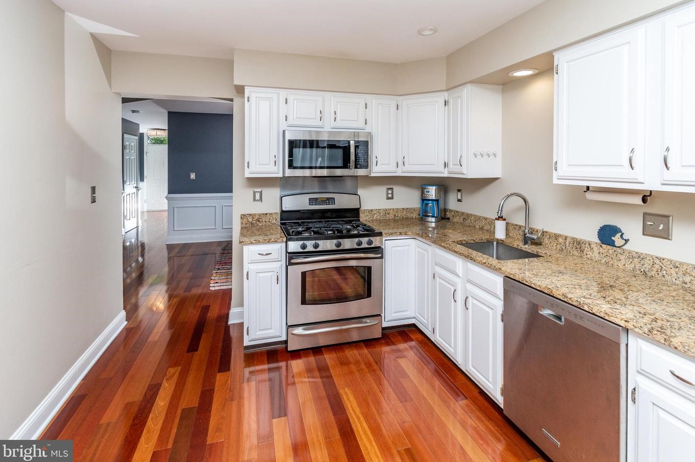 408 Amberleigh Dr, Pennington NJ  08534-1961 exterior