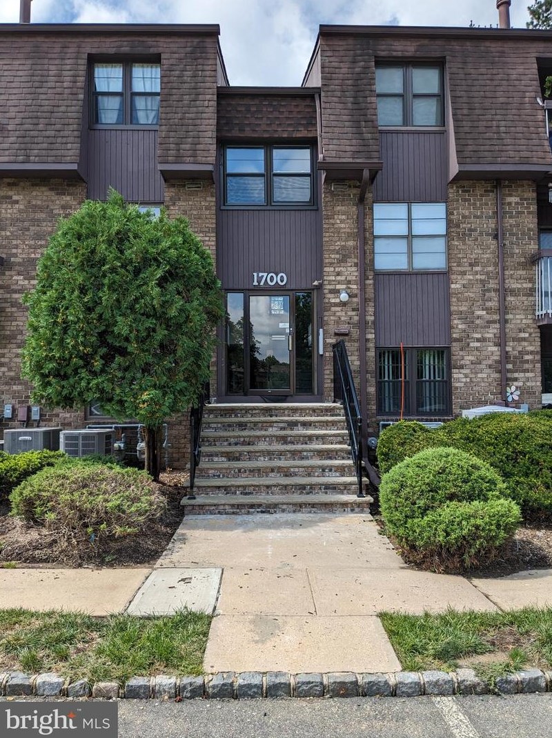 1722 Country Mill Dr, East Windsor NJ  08512-2212 exterior