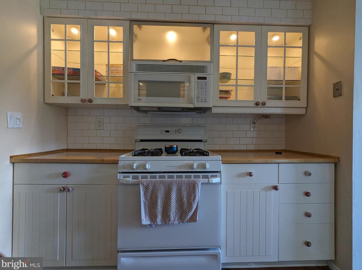 1722 Country Mill Dr, East Windsor NJ  08512-2212 exterior