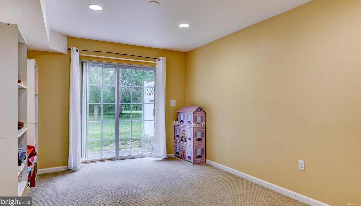 45 Tennyson Rd, East Windsor NJ  08520-4691 exterior