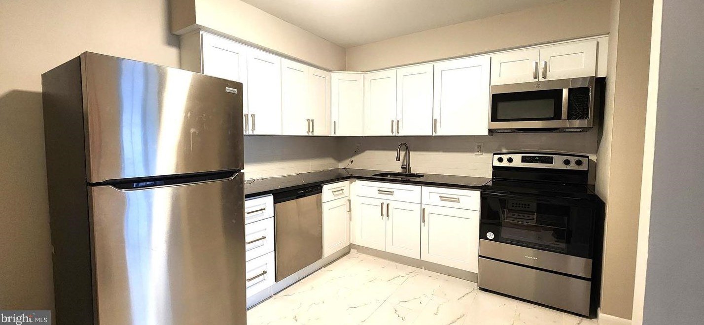 24-C Avon Dr, East Windsor NJ  08520-5608 exterior