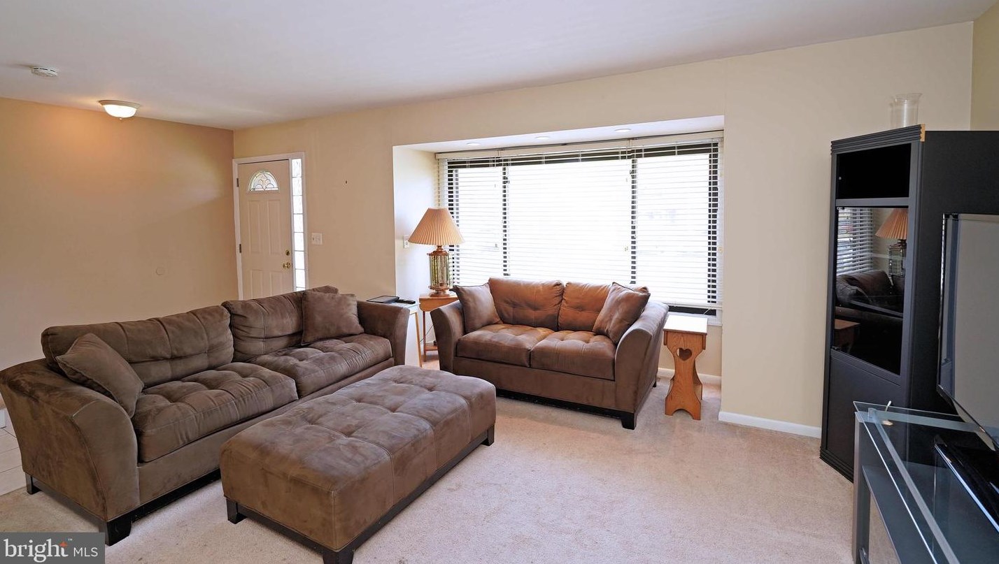 854 Jamestown Rd, East Windsor NJ 08520-5644 exterior