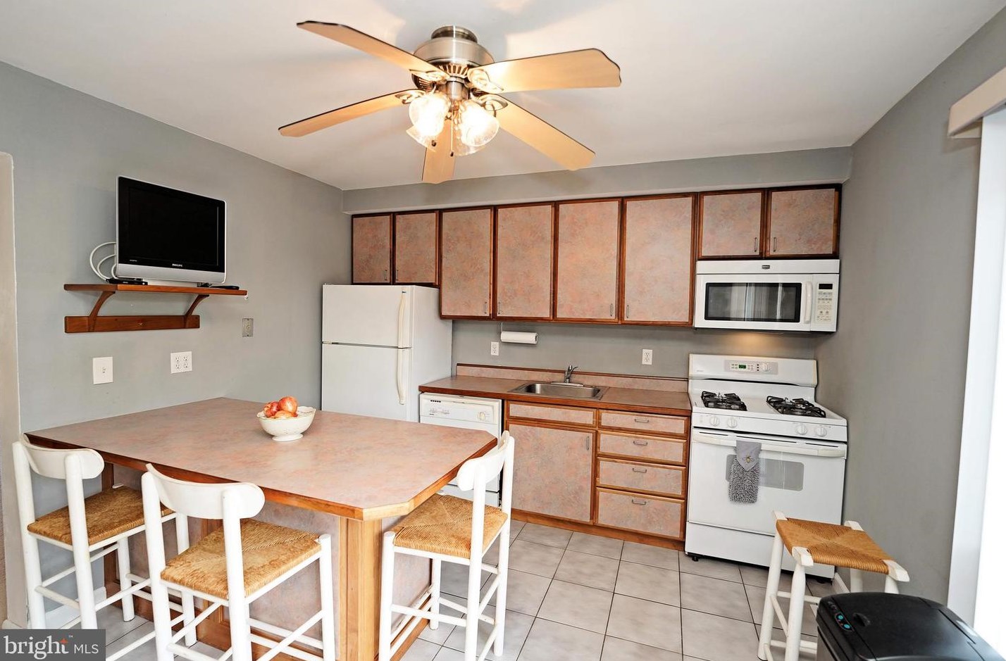 854 Jamestown Rd, East Windsor NJ 08520-5644 exterior