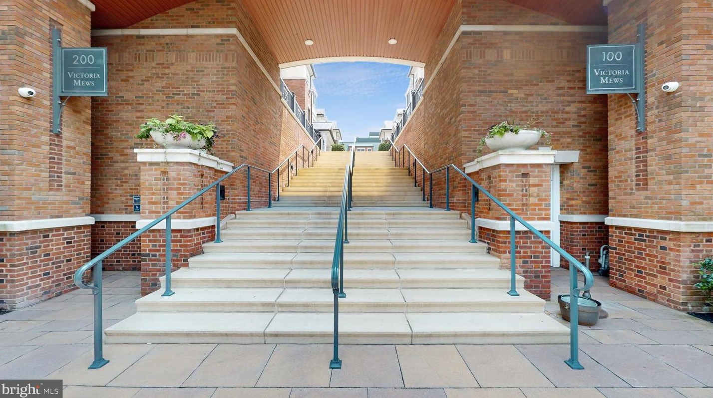 221 Victoria Mews, Princeton NJ  08542-3748 exterior