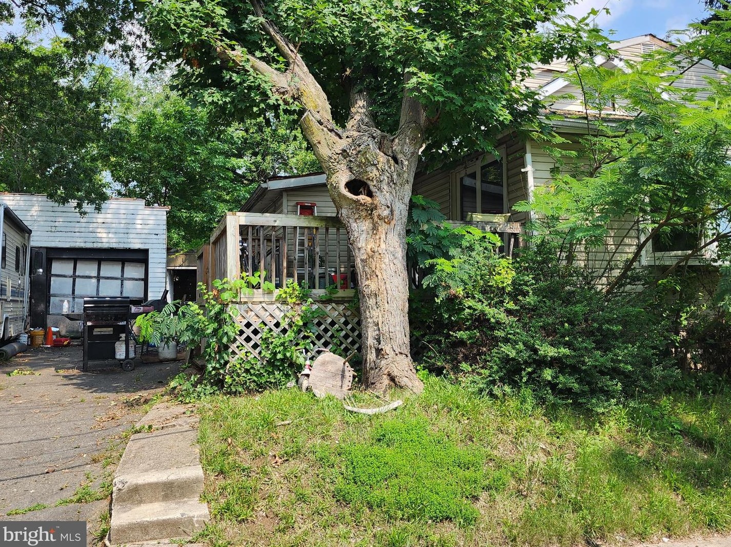 179 Buttonwood Dr, Trenton NJ 08638-2611 exterior