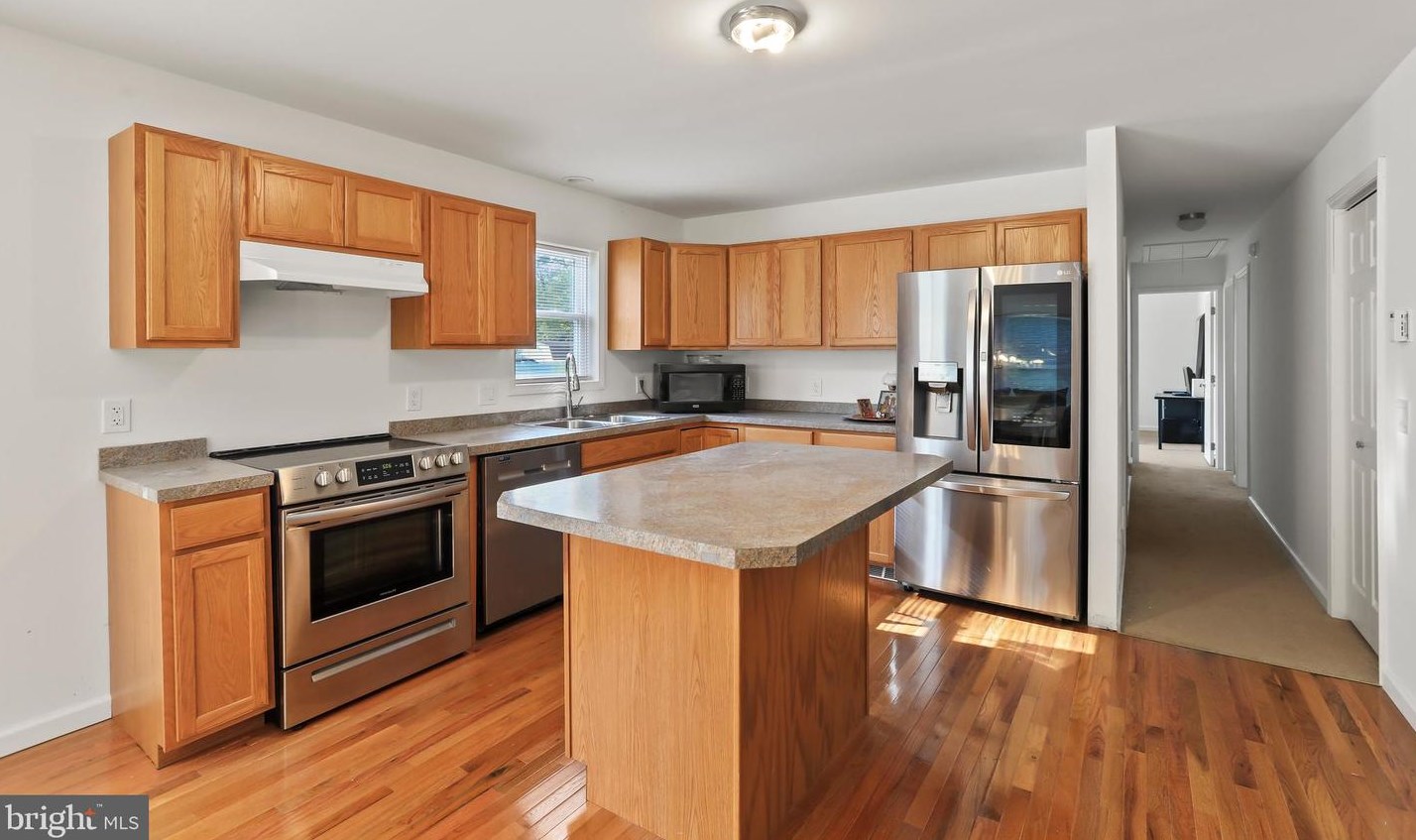 24 Daniel St, East Windsor NJ 08520-6150 exterior