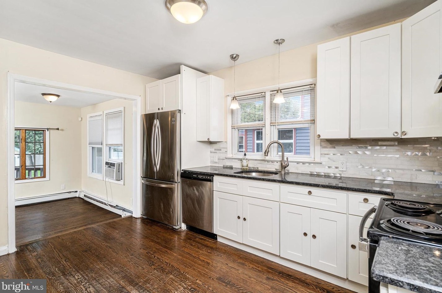 306 Monmouth St, East Windsor NJ 08520-5002 exterior