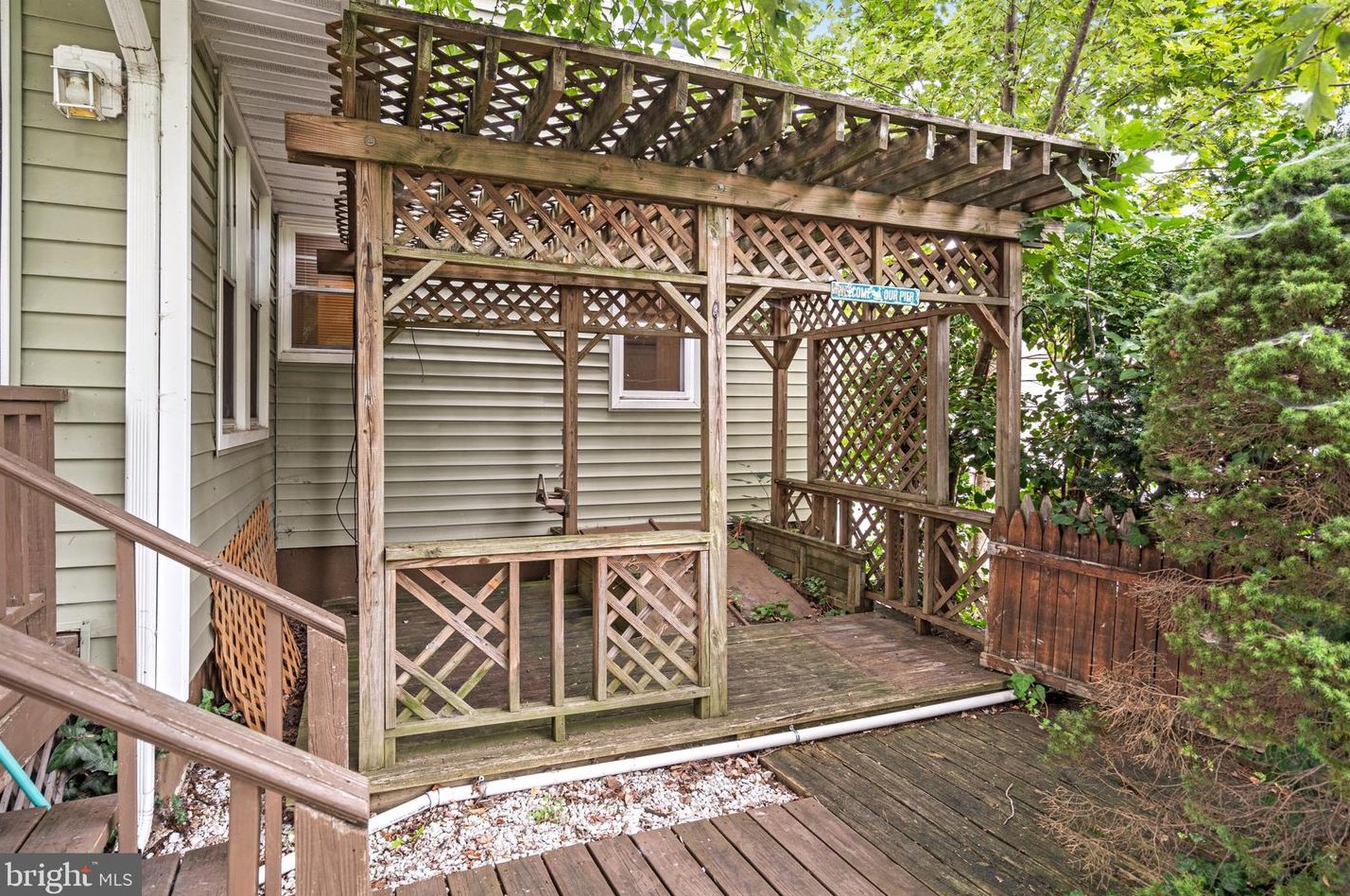 306 Monmouth St, East Windsor NJ 08520-5002 exterior