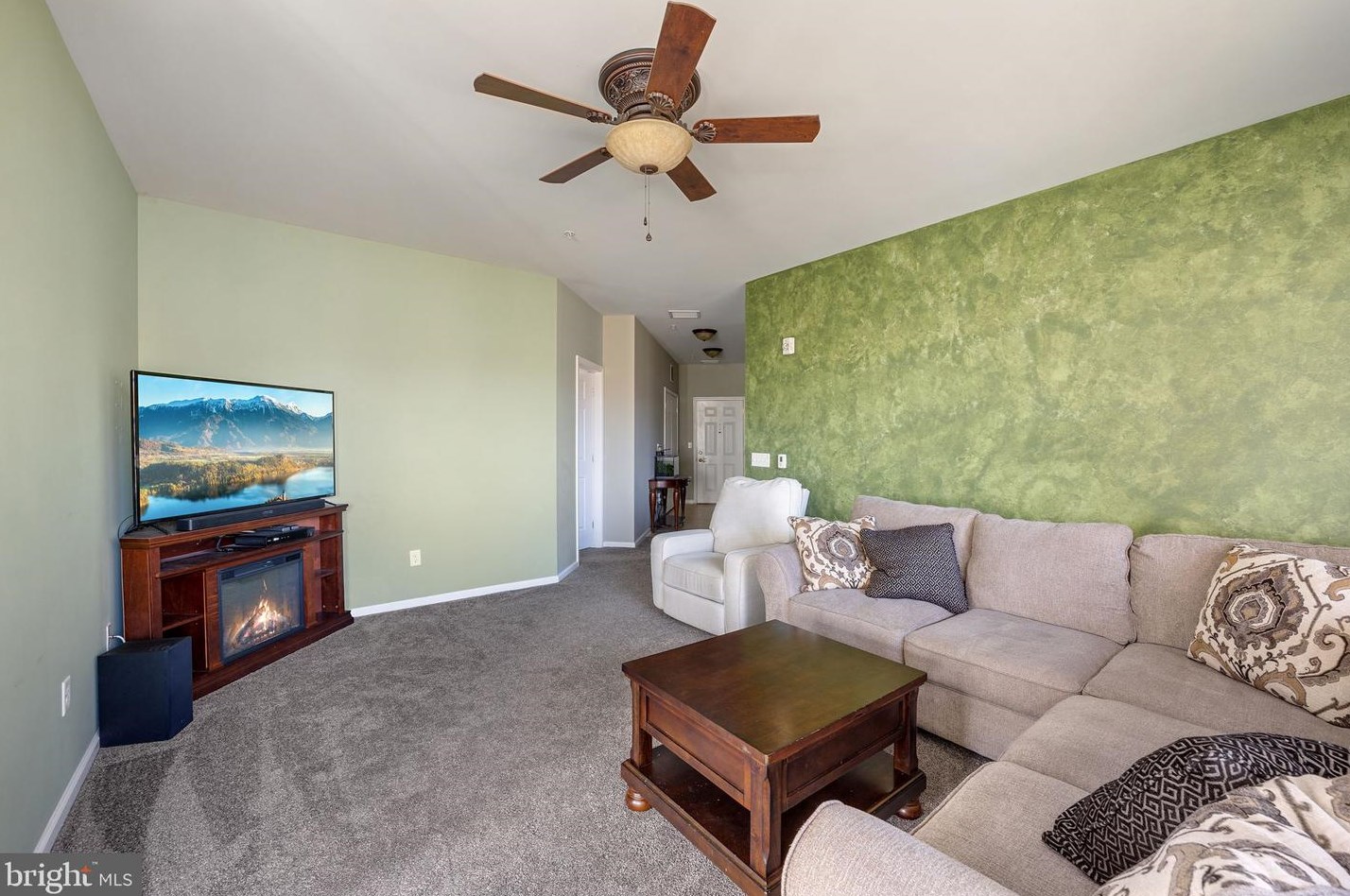 428 Timberlake Dr, Trenton NJ  08618-1475 exterior