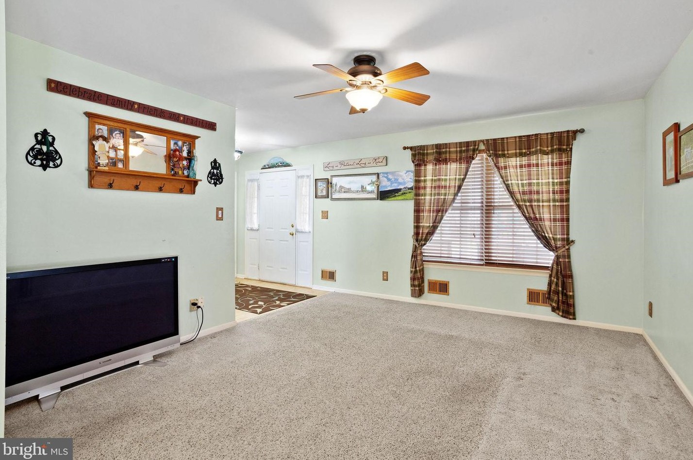 49 Kristopher Dr, Trenton NJ 08620-3005 exterior