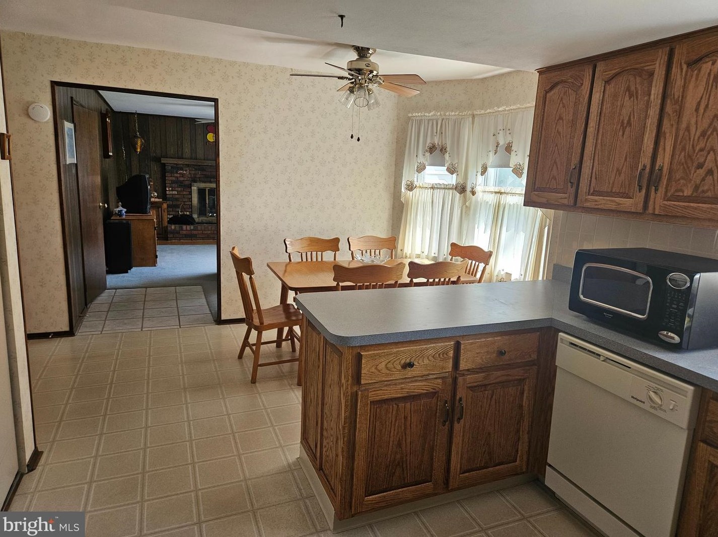 6 Fordham Dr, Trenton NJ  08690-1316 exterior