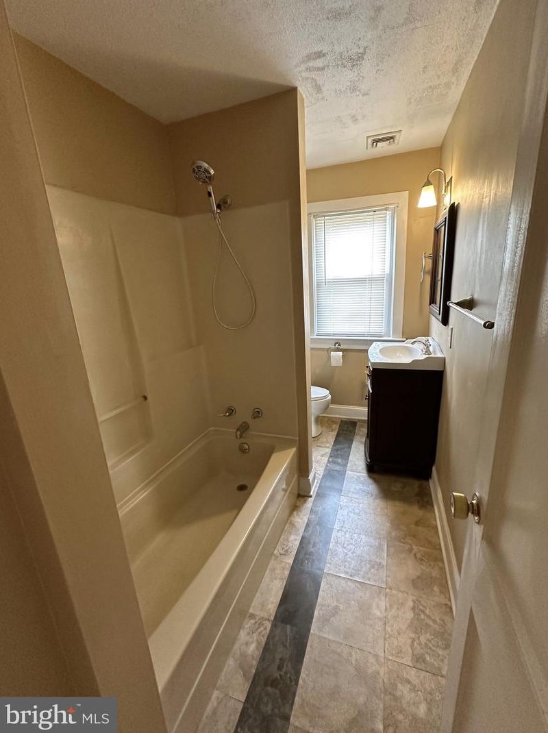 4 Tuttle Ave, Trenton NJ  08629-1403 exterior