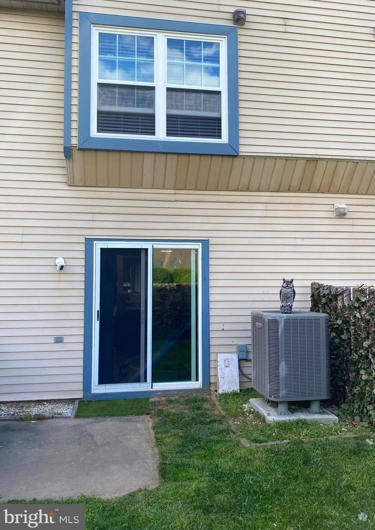 18 Goldenrod Ct, Trenton NJ  08690-3322 exterior