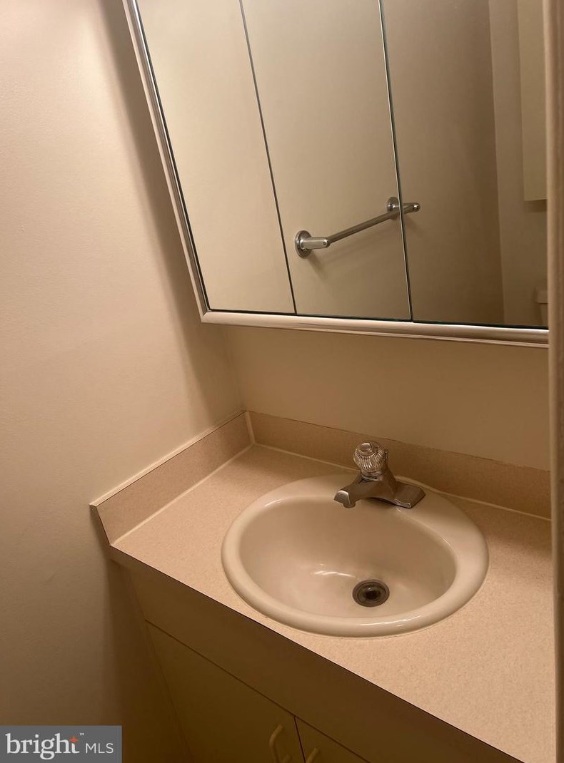 1 Avon Dr, East Windsor NJ 08520-5608 exterior