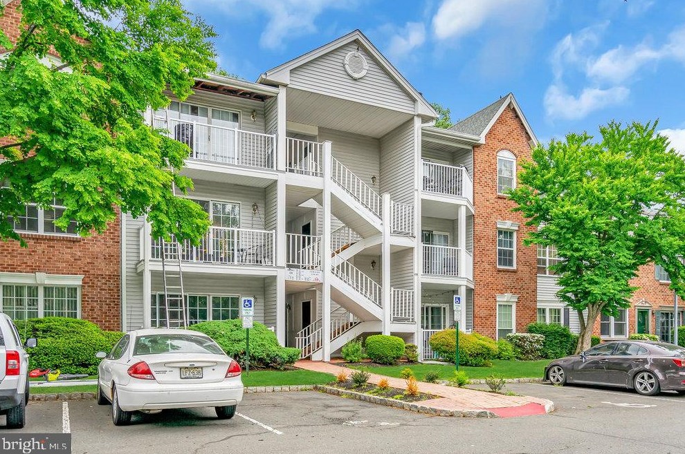 6 Lehavre Ct, Trenton NJ 08619-4719 exterior