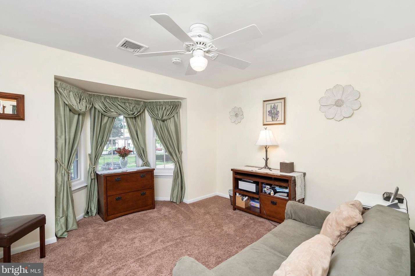 18 Pinewood Dr, Trenton NJ  08690-3346 exterior