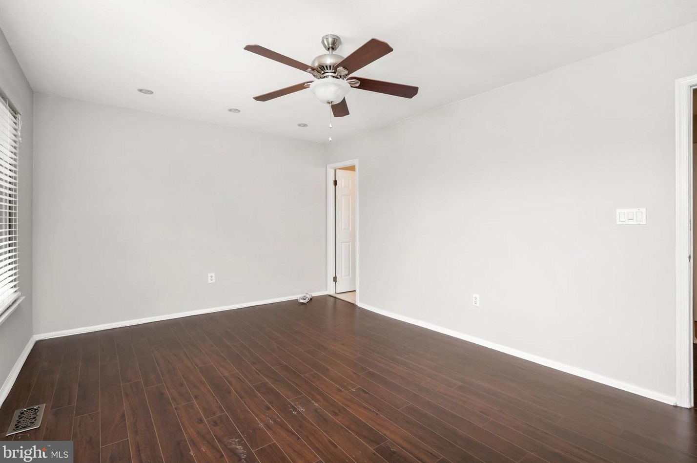 44 Topaz Ln, Trenton NJ 08690-3614 exterior