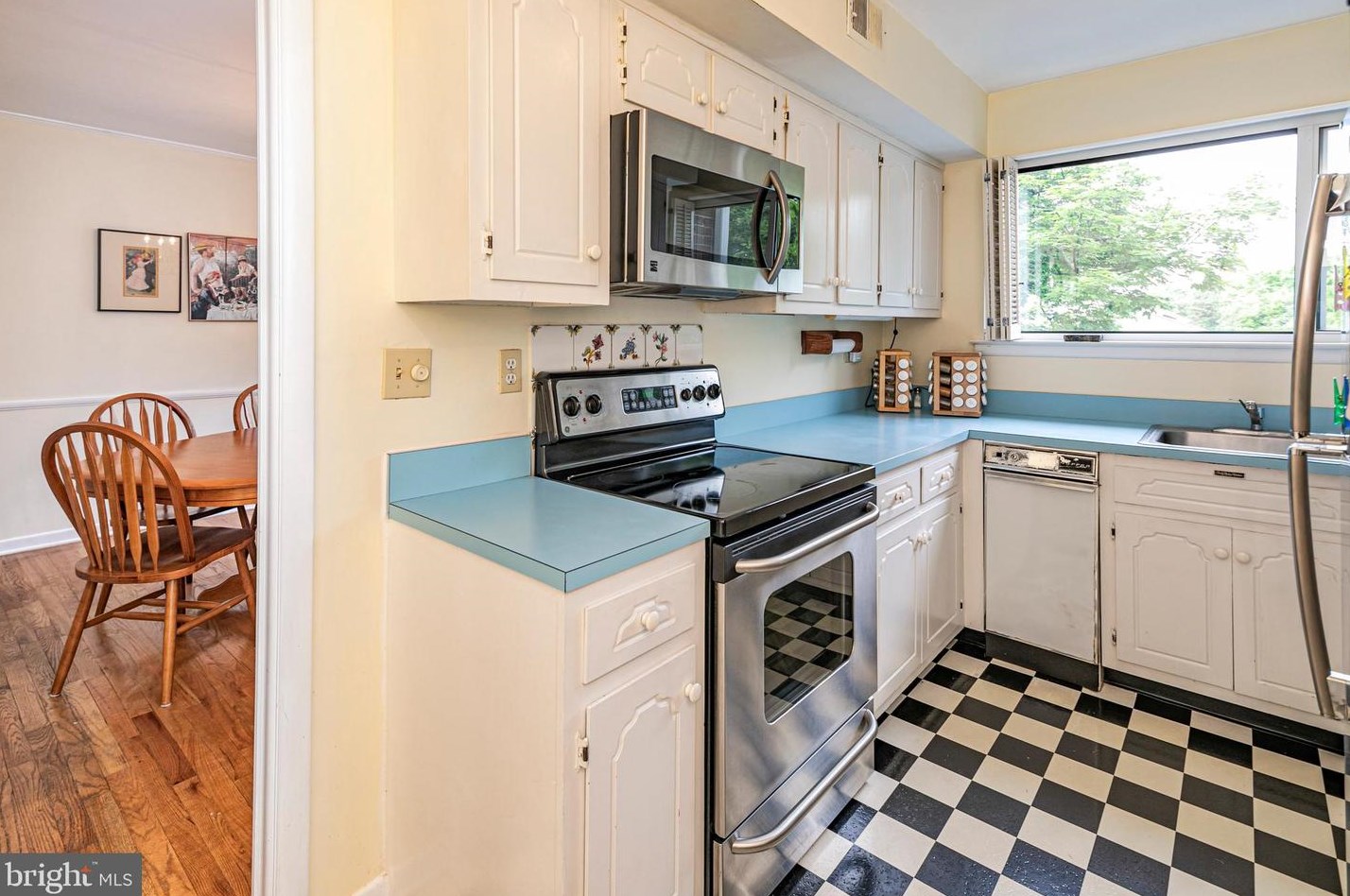 6 Mershon Dr, Princeton NJ 08540-3928 exterior