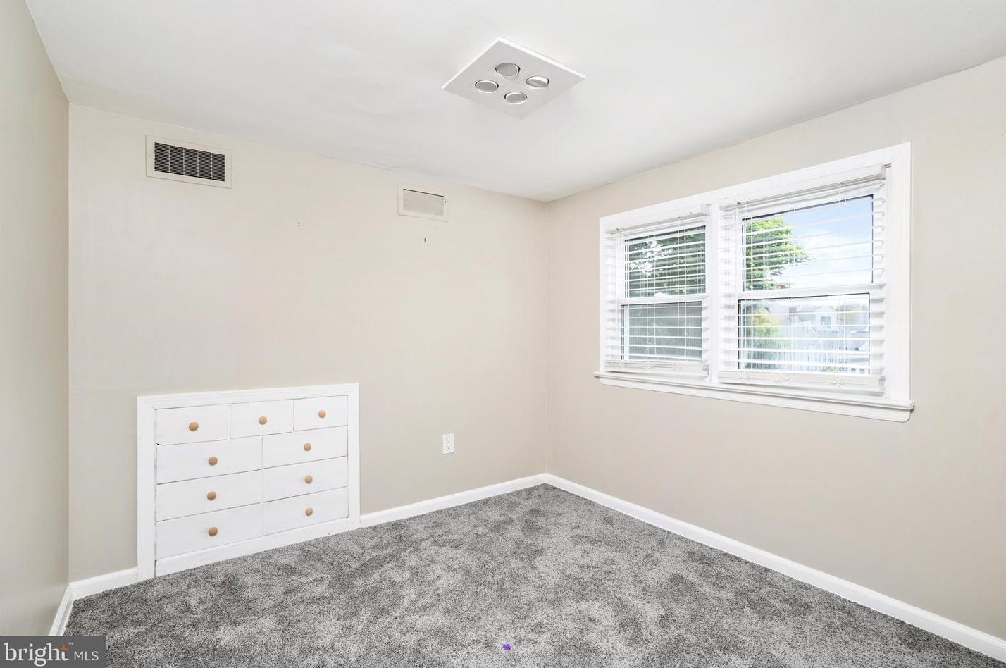 12 Grace Dr, Trenton NJ 08610-1723 exterior