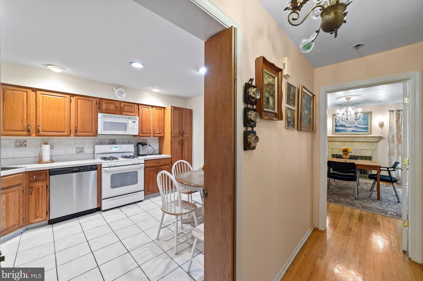 25 Exeter Ct, Princeton NJ 08540-7048 exterior