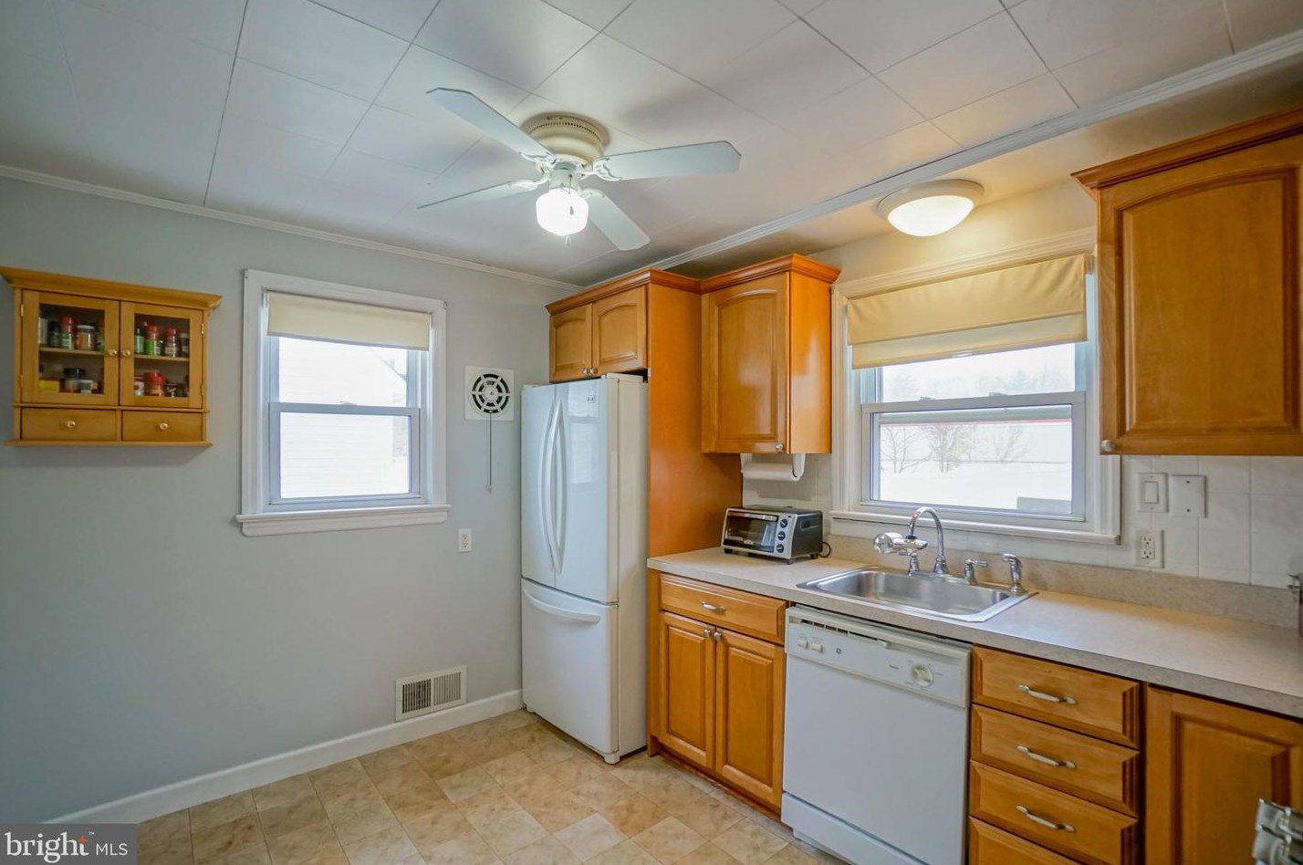 234 Fenwood Ave, Trenton NJ 08619-2570 exterior