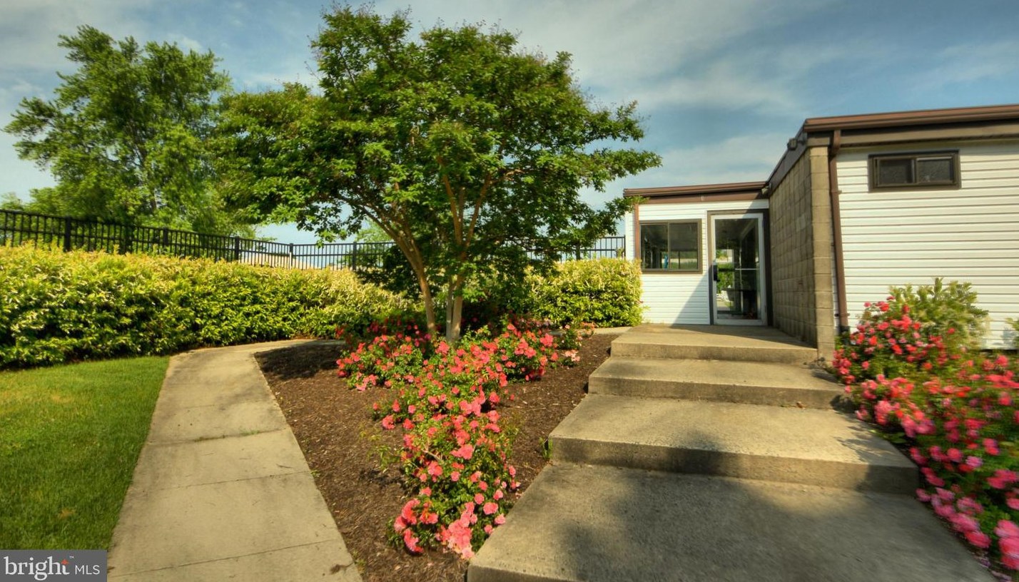 844 Jamestown Rd, East Windsor NJ 08520-5644 exterior