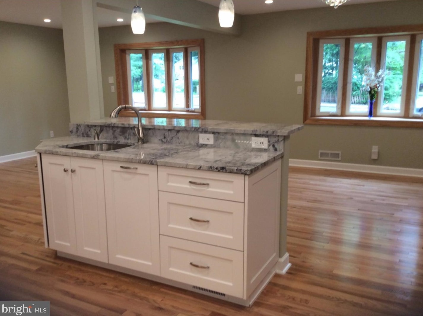 55 Montgomery St, W Windsor Township NJ  08550-1336 exterior