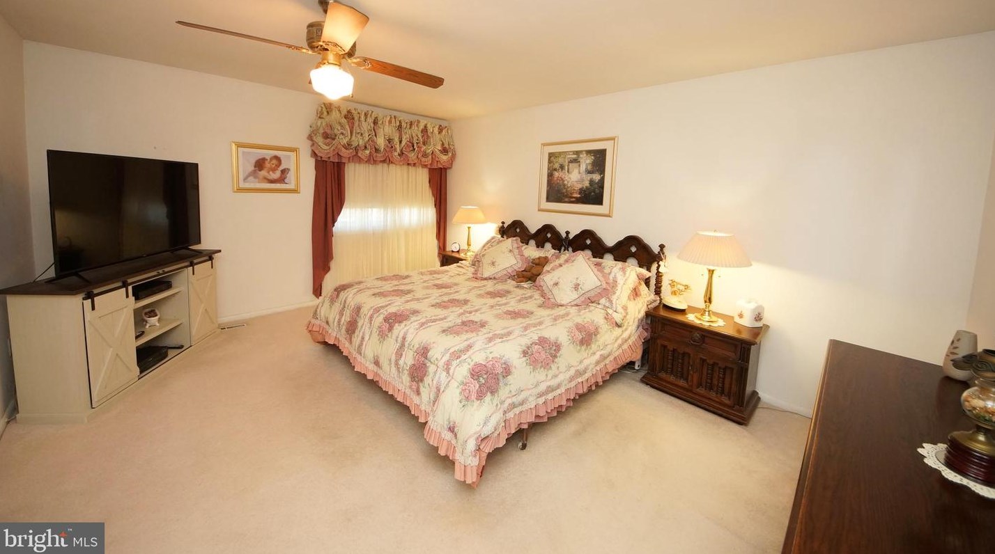 159 Henderson Pl, East Windsor NJ  08520-5708 exterior