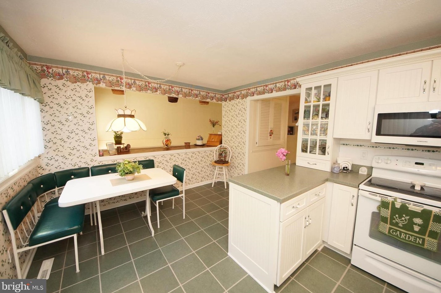 159 Henderson Pl, East Windsor NJ  08520-5708 exterior